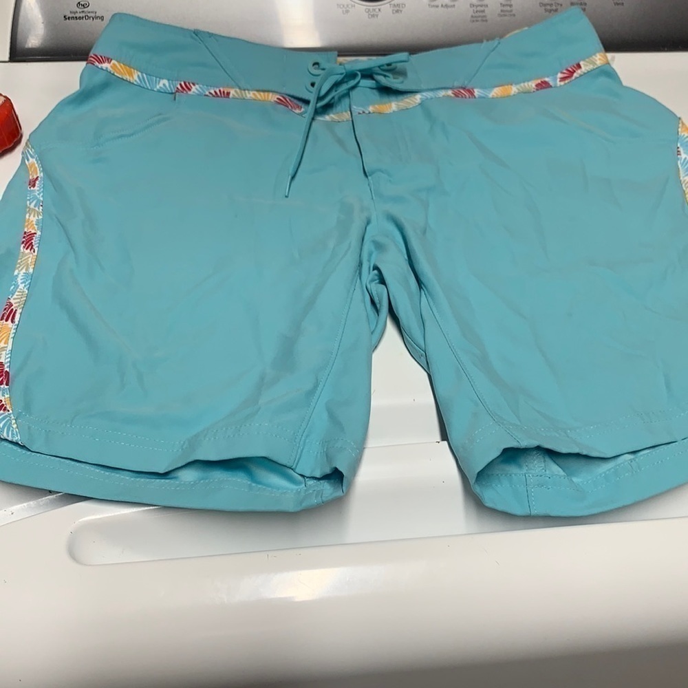 Columbia Omni Shade PFG women’s fishing shorts EUC size 10 - 8” inseam